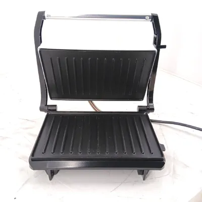 Produktbild von Bestron Kontaktgrill mit Auffangschale, Sandwichmaker mit Cool-Touch-Handgriff, Paninimaker mit Antihaftbeschichtung, 700 Watt, APM123W, Farbe: Weiß