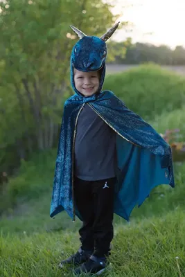 Produktbild von Midnight Drachen Cape blau – bereit für große Abenteuer, für 5-6 Jahre