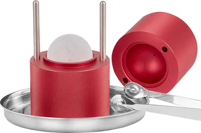 Produktbild von Eiskugelpresse, 2,4-Zoll-Eiskugelbereiter, Eiskugelpresse aus Flugzeugaluminiumlegierung für 60-mm-Eiskugeln, Eiskugelpresse mit Zange und Tropfschale, für Whiskey, Cocktails, Bourbon, Scotch auf Partys und Feiertagen, rot