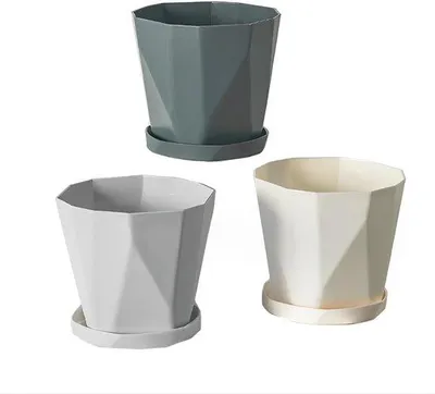 Immagine prodotto di Set di 3 vasi da fiori in plastica per interni, con fori di drenaggio e piattino.