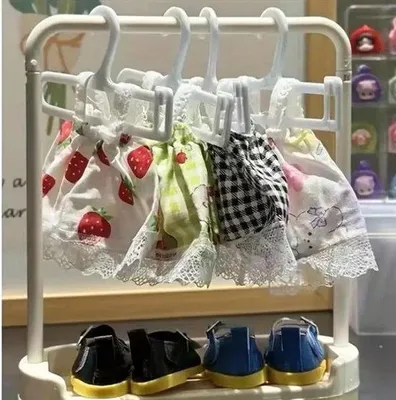 Obrázek produktu pro Věšáky na panenky do 17 cm (1 deska + 10 věšáků)