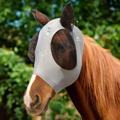 Imagen del producto de Máscara para caballos, fabricada con tejido elástico y malla suave, que ofrece protección contra insectos, ideal para pieles sensibles