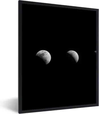 Produktbild von MuchoWow® Gerahmtes Poster Schwarz - Weiß - Mond - Mondphase - Weltraum 60x80 cm - Poster mit Schwarzem Bilderrahmen Wandposter Rahmen Foto Bilder - Premium - Wanddeko Wohnzimmer