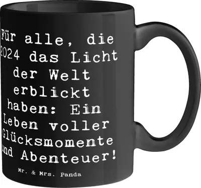 Produktbild von Mr. & Mrs. Panda Becher Spruch 2024 Geburtstag Glücksmomente - Schwarz - Geschenk, besonderes Jahr feiern, Kaffeebecher, einzigartige Illustrationen, Geburt, Teetasse