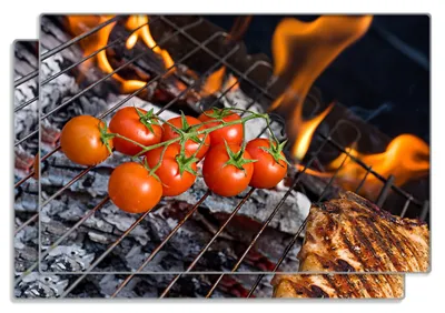 Produktbild von Wallario Frühstücksbrettchen 2er Set aus Glas, je 20 x 30 cm, mit rutschfesten Füßen, Motiv Tomaten und Steak auf einem Grill