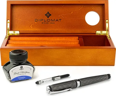 Produktbild von Diplomat Excellence A+ Wave Füllfederhalter-Set mit schwarzer Guilloché-Mine und königsblauer Füllfederhaltertinte in einer hochwertigen Schatulle aus edlem Holz, Edelstahl-Führungsringe M