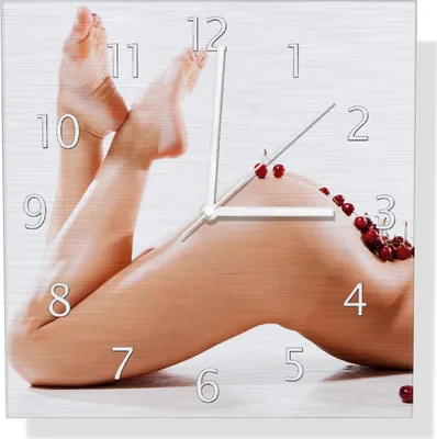 Produktbild von Wallario Design Wanduhr Kirschen auf dem Rücken einer nackten Frau aus Aluverbund, Größe 30 x 30 cm