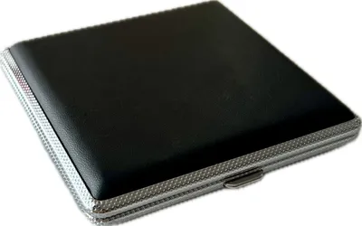 Produktbild von ATTUY® "BasicFlex Berlin" Zigarettenetui in der Geschenkbox für 20 Zigaretten, Farbe Schwarz-Silber, Kunstleder / Zink, Zigaretten Etui mit Gummiband
