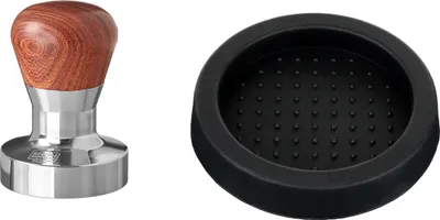 Produktbild von scarlet espresso | Tamper »Passion« für Barista; mit ergonomischem PVC- oder Edelholzgriff nach Wahl und Präzisions-Edelstahlbasis , Größe:Set (51 mm + Tamperablage), Farbe:Sandelholz - Rot