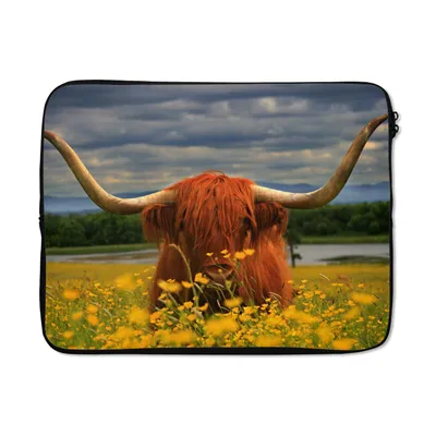 Produktbild von MuchoWow® Laptop Hülle 15 Zoll Schottischer Highlander - Tiere - Blumen Laptoptasche - Laptoptasche - Sleeve - Rundum-Schutz