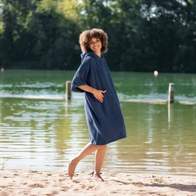Produktbild von HOMELEVEL Badeponcho Damen und Herren - Surf Poncho aus 100% Baumwolle - Tuch für Erwachsene - Uni Bademantel - Badetuch mit Kapuze