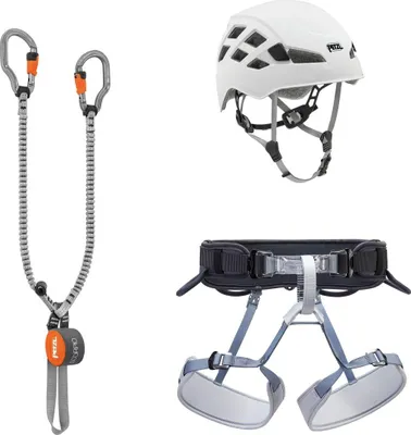 Weißer Kletterhelm mit Belüftungsöffnungen und verstellbarem Kinnriemen. grauer Klettergurt mit Polsterung und Schnallen. elastisches Sicherungsset mit zwei Karabinern und orangefarbenen Verschlüssen
