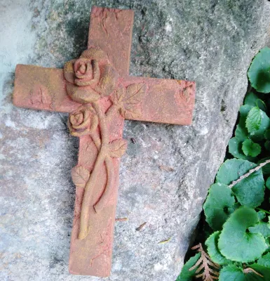 Produktbild von Kreuz mit 3D Rosen Rost- Metall Optik Design Grabengel Gedenkstein Grabschmuck Grabdeko