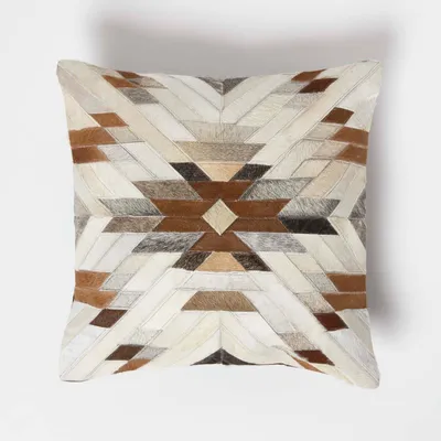 Produktbild von HOMESCAPES Fellkissen 45 x 45 cm geometrisch - Patchwork Kissen Ethno-Muster aus Fell & Leder mehrfarbig-braun