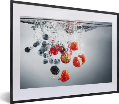 Produktbild von MuchoWow® MuchoWow® Gerahmtes Poster Rot - Obst - Wasser 40x30 cm - Poster mit zchwarzem Bilderrahmen - Bilderrahmen - Poster im Rahmen