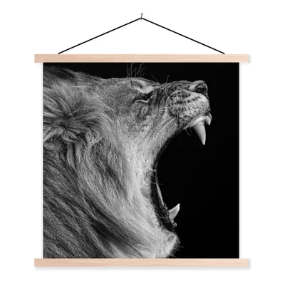 Produktbild von MuchoWow® Textilposter Tiere - Löwe - Schwarz - Weiß - Porträt 40x40 cm mit holzfarbenen Rahmen - Posterleiste