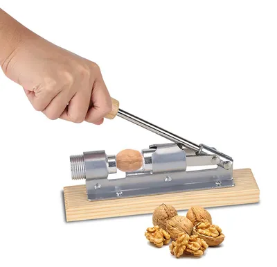 Mechanischer Walnussknacker mit Holzgriff, bis 45 mm Nüsse