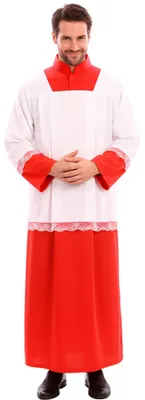 Mann im Priester Kostüm Pater Benedikt mit roter bodenlanger Robe, weißem Überwurf, Stehkragen und Spitzenbesatz.