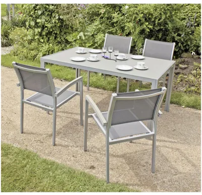Garten Tischgruppe GRACE 5-tlg. mit rechteckigem Tisch und vier stapelbaren Stühlen in Gesamtansicht auf Gartenterrasse.