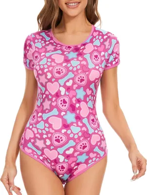 Productafbeelding van Onesie voor dames in roze met drukknopen in het kruis en allover print, maat 4XL
