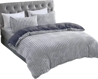 Productafbeelding van Dubbelzijdig fleece beddengoed van polyester. Omkeerbaar beddengoed, inclusief kussensloop en dekbedovertrek. Kleur: antracietgrijs. Afmetingen: 135x200 cm