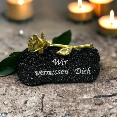 Produktbild von eberin · Ewige Erinnerung: Grab Gedenkstein mit Goldrose · Trauerspruch 'Wir vermissen Dich' · schwarzer wetterfester Polystein mit Rose ·
