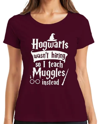 Imagen del producto de Camiseta para mujer con diseño de "Hogwarts no está contratando magos muggles" y motivos de Halloween, color burdeos, talla XL