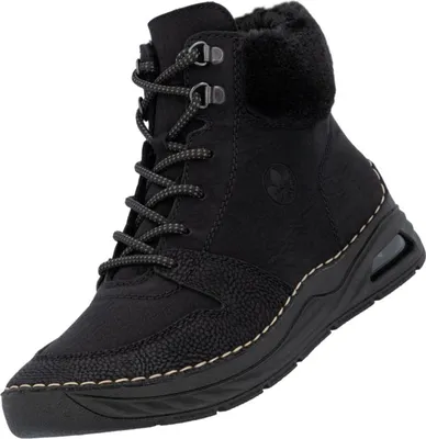 Auf dem Bild ist ein schwarzer Stiefel zu sehen der von der Seite betrachtet wird. Der Stiefel hat eine glatte Oberfläche und eine robuste Sohle.