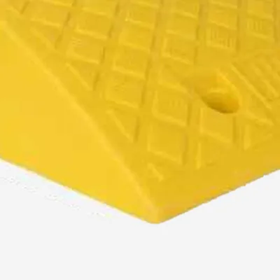 Zdjęcie produktu dla Przeszkody z podwyższeniem dla samochodów - plastikowe rampy z nachyleniem