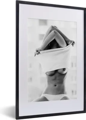 Produktbild von MuchoWow® Gerahmtes Poster Frau - Körper - Unterwäsche - Schwarz und weiß 40x60 cm - Poster mit Schwarzem Bilderrahmen Wandposter Rahmen Foto Bilder - Poster in Rahmen