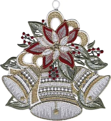 Das Bild zeigt eine kunstvoll gestaltete Weihnachtsdekoration mit roten Glocken und einer großen Blüte in der Mitte umgeben von grünen Blättern und kleinen roten Beeren