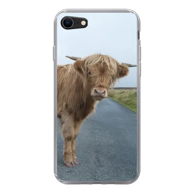 Produktbild von MuchoWow® Handyhülle Schutzhülle Hülle für iPhone 8 Scottish Highlander - Straße - Gras Silikon Softcase Handy Hülle - Schutzhaube