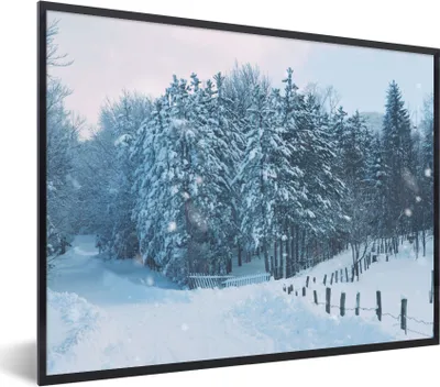 Produktbild von MuchoWow® Gerahmtes Poster Wald - Schnee - Winter 80x60 cm - Poster mit Schwarzem Bilderrahmen Wandposter Rahmen Foto Bilder - Schwarzem - Mit Gestell