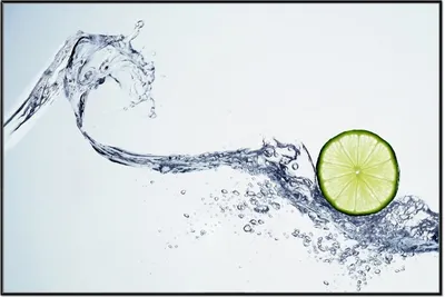 Produktbild von Wallario Wandbild Limettenscheibe in spritzigem Wasser, Größe: 61 x 91,50 cm, Poster mit schwarzem Aluminiumrahmen