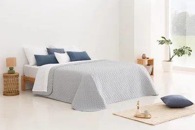 Produktbild von Famanu Tagesdecke mit Sternenmotiv - 100% Mikrofaser - 230 x 260 cm - hellgrau