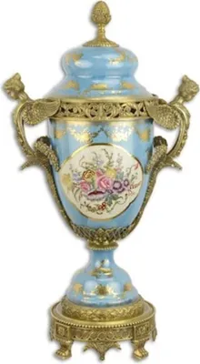 Produktbild von Casa Padrino Barock Porzellan Vase mit Deckel Hellblau / Mehrfarbig / Messingfarben 36 x 21,4 x H. 65,3 cm - Prunkvolle Deko Blumenvase - Deko Accessoires im Barockstil