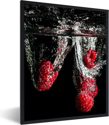 Produktbild von MuchoWow® Gerahmtes Poster Himbeeren - Obst - Stilleben - Wasser - Schwarz - Rot 60x80 cm - Poster mit Schwarzem Bilderrahmen Wandposter Rahmen Foto Bilder - Premium - Wanddeko Wohnzimmer