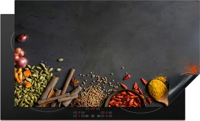 Obrázek produktu pro KitchenYeah® Krycí deska na sporák bylinky - potraviny - koření - černá - paprika - skořice, 89x51cm, dekorace do kuchyně, keramický kryt varné desky, krycí deska na varnou desku
