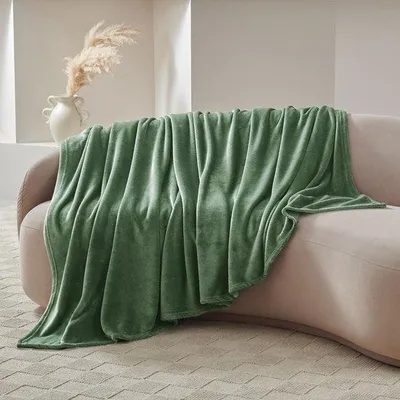 Obrázok produktu pre Unyqoos® Flanelová prikrývka 150 x 200 cm, zelená – mäkká, dvojvrstvová prikrývka z mikrovlákna (260 g/m²) vhodná na pohovku, posteľ a na cesty