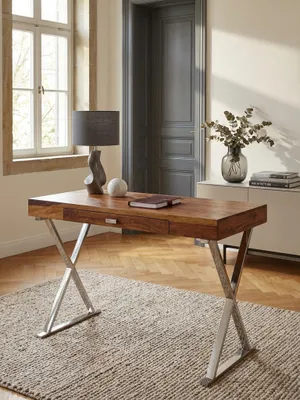 Design Bürotisch 120x55 cm von oben arrangiert mit Laptop und Dekoration, zeigt die großzügige Arbeitsfläche aus massivem Sheeshamholz im Raum._#sku_SAFWL6.539#