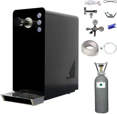 A black Tafelwasserzapfanlage (sparkling water dispenser) with various accessories and a CO2 cylinder arranged around it on a white background.