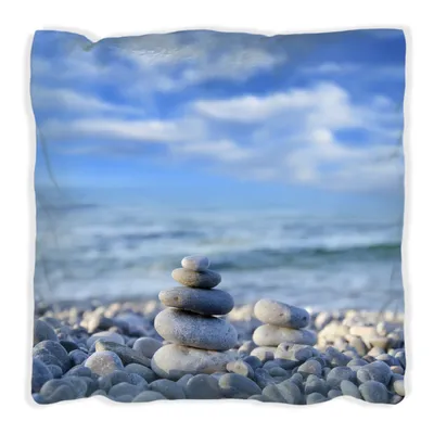 Produktbild von Wallario Premium Kissen, weiche Oberfläche, mit Motiv Steinstapel am Strand, Größe: 60 x 60 cm, mit weißer Rückseite