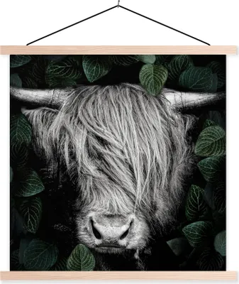 Produktbild von MuchoWow® Textilposter Scottish Hochlandrind - Blätter - Schwarz - Weiß 40x40 cm mit holzfarbenen Rahmen - Posterleiste