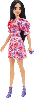 Immagine prodotto di Bambola Barbie Fashionistas con lunghi capelli neri e abito floreale con maniche a balze, sandali viola con tacco alto, anello a farfalla, per bambini da 3 a 8 anni