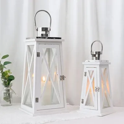 Imagen del producto de 2 faroles para velas, uno de 55 cm y otro de 40 cm de altura, de madera blanca. Portavelas vintage, soporte para velas con aro de metal plateado y cristal. Decoración para jardín, farol para tumbas, decoración para balcón, ideal para el Día de la Madre o bodas