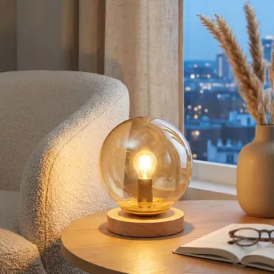 Produktbild von Opviq, Hochwertige Tischlampe aus Metall, Honig-Eiche, 15 x 15 x 18 cm | Glasabdeckung, 150 cm Kabel mit Schalter | E14 Fassung, max. 40 W, IP20, ideal für modernes Wohnen.