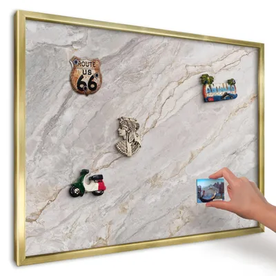 Produktbild von Magnettafel 70x50 cm mit goldenem Rahmen - Magnetische Metalltafel, Magnetpinnwand zur Wandmontage für Wohnzimmer, Küche, Flur, Kinderzimmer und Büro - Marmor-Eleganz