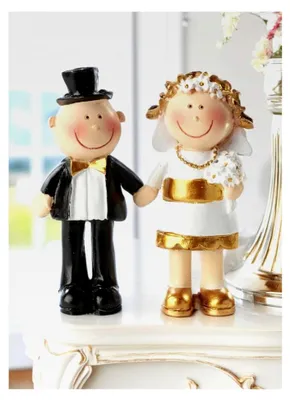 Produktbild von Figur Hochzeitspaar zur Goldhochzeit 50 Jahre Jubiläum 5,5 cm Tortenfigur Deko | Handbemalte Tischdekoration Goldene Hochzeit | Geschenk für Ehepaar | Jubiläumsfigur aus Polyresin