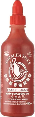 A bottle of Sriracha sauce with Chinese characters and branding.