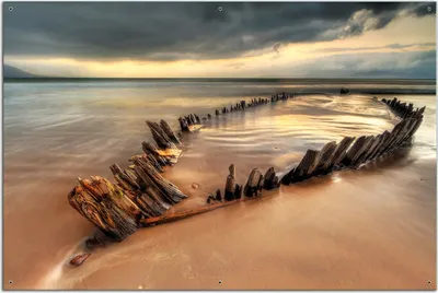 Produktbild von Wallario Outdoor-Poster für Garten oder Balkon, Motiv Bootswrack in Irland am Strand, in ca. 61 x 91,50 cm